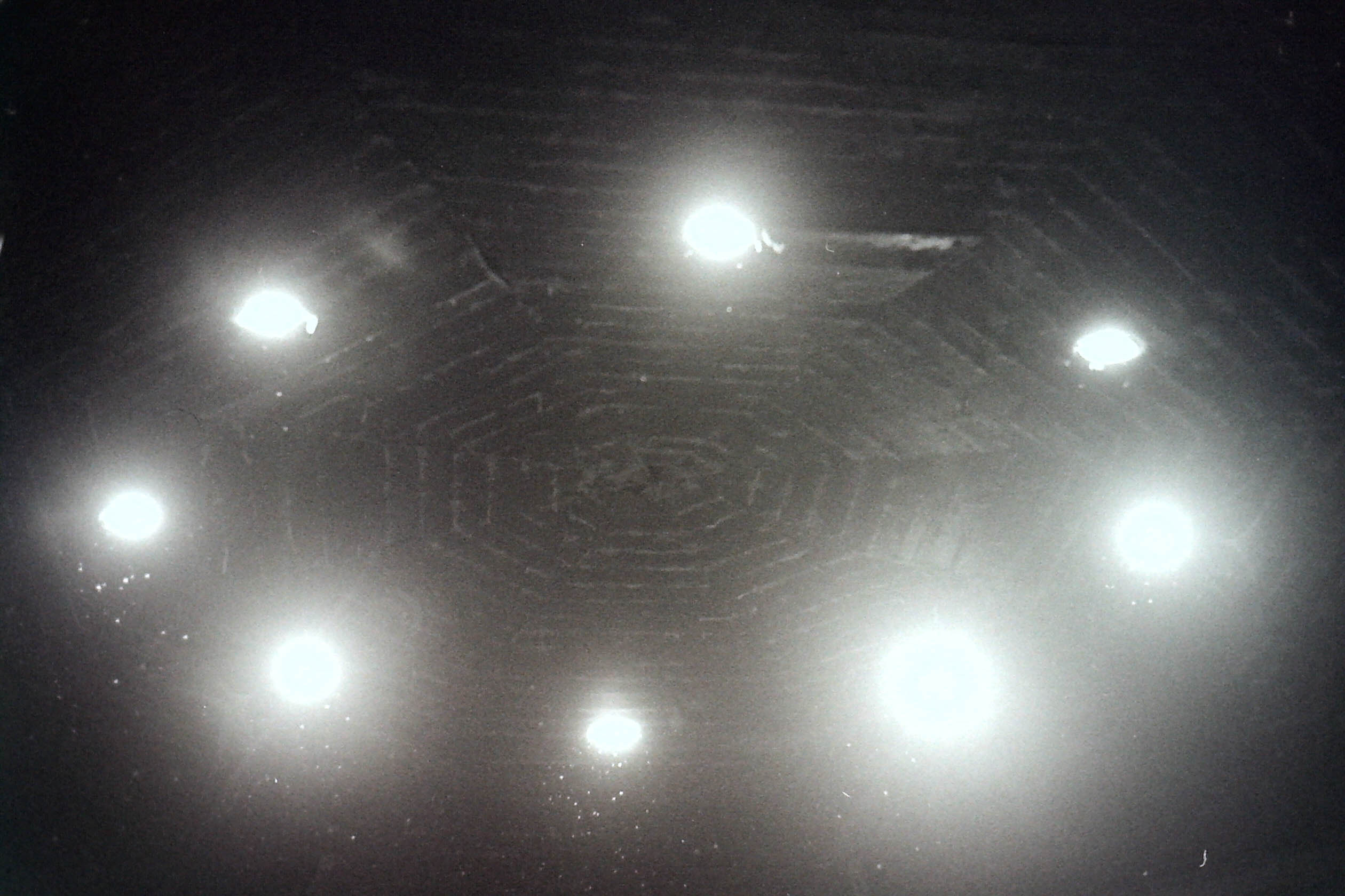 lumières sous vaisseau spatial UFO dans la nuit noir et blanc