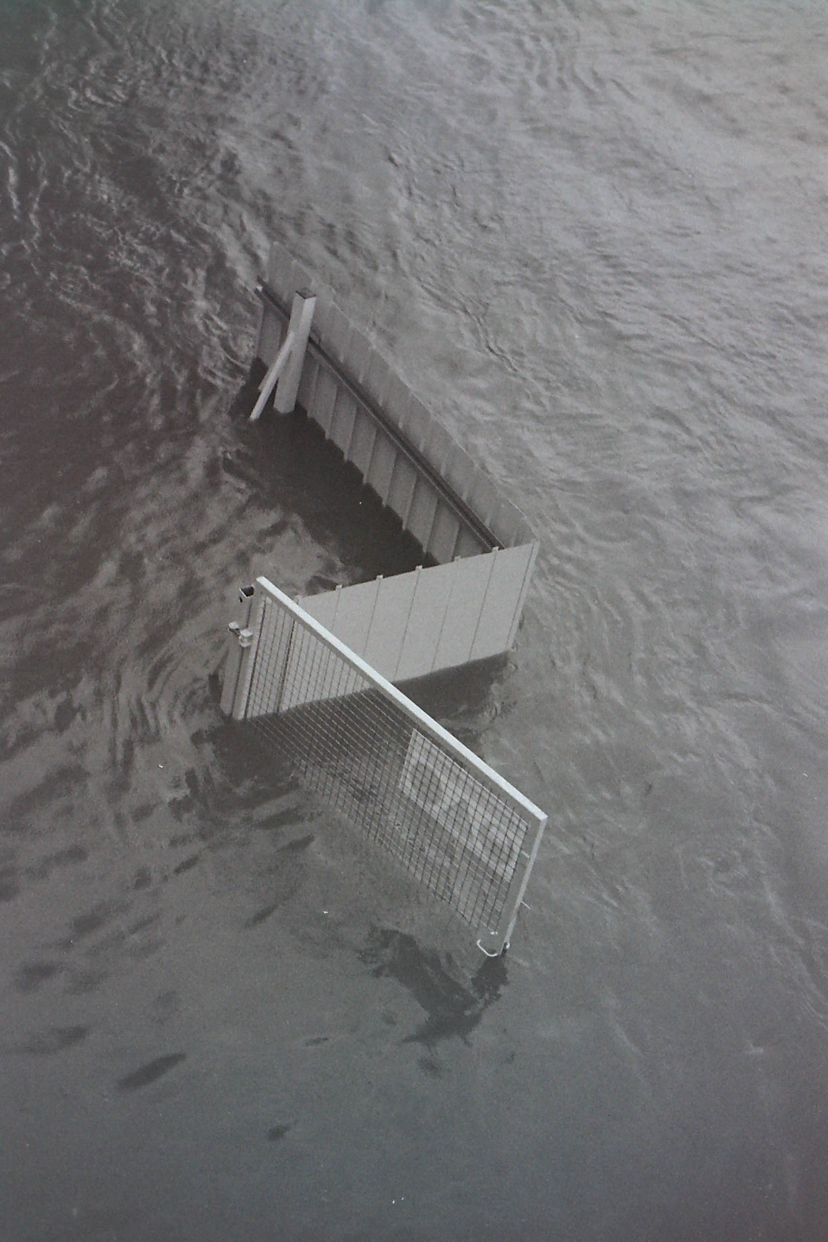 Moitié de portail isolée dans l'inondation due à la crue du fleuve de la Seine
