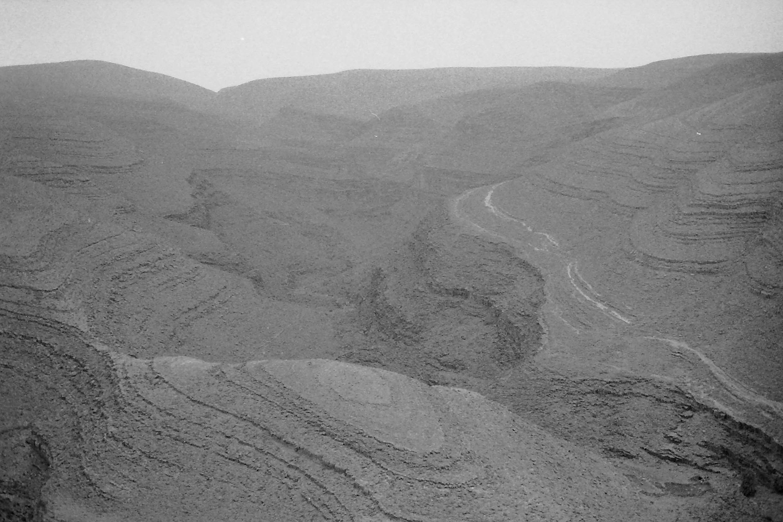 montagnes ressemblant à des dunes lunaires en noir et blanc